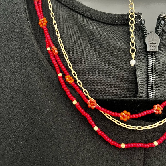 Dainty necklace, three strings, gold and red with flowers - Picture 2 of 3